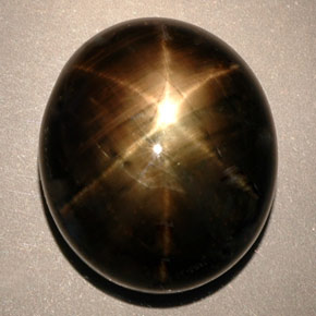 24.91カラットの天然黒スターサファイア（17.6×15.1 mm・オーバルカット）