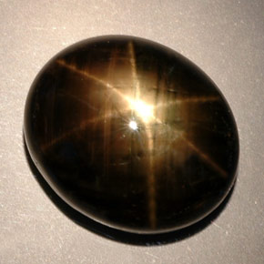 24.91カラットの天然黒スターサファイア（17.6×15.1 mm・オーバルカット）
