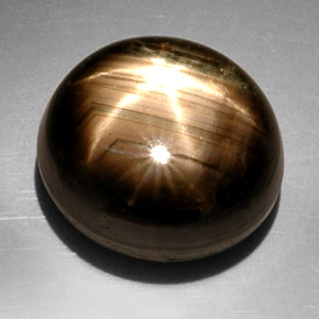 22.55カラットの天然黒スターサファイア（15.2×13.7 mm・オーバルカット）