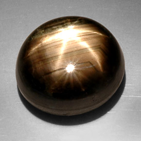 22.55カラットの天然黒スターサファイア（15.2×13.7 mm・オーバルカット）