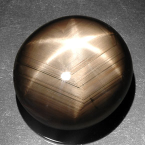 41.92カラットの天然黒スターサファイア（21×19.9 mm・オーバルカット）