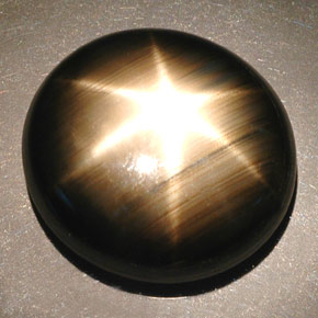 55.93カラットの天然黒スターサファイア（22.4×20.5 mm・オーバルカット）