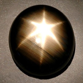 55.93カラットの天然黒スターサファイア（22.4×20.5 mm・オーバルカット）