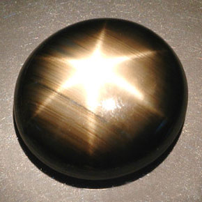 55.93カラットの天然黒スターサファイア（22.4×20.5 mm・オーバルカット）