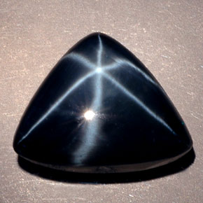 13.29カラットの天然ブルースターサファイア（15.6×12.3 mm・透明）