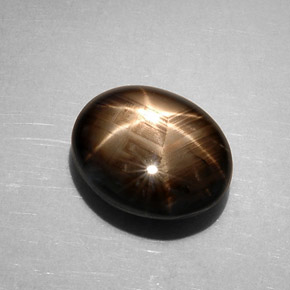 7.59カラットの天然黒スターサファイア（12.6×10.4 mm・オーバルカット）
