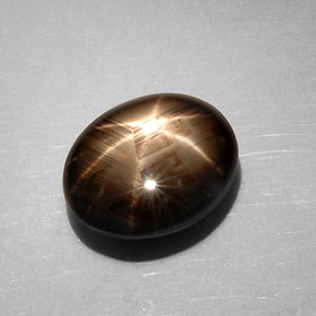 7.59カラットの天然黒スターサファイア（12.6×10.4 mm・オーバルカット）