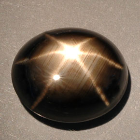 10.00カラットの天然黒スターサファイア（12.2×10.4 mm・オーバルカット）