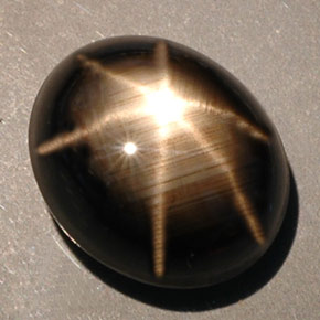 10.00カラットの天然黒スターサファイア（12.2×10.4 mm・オーバルカット）