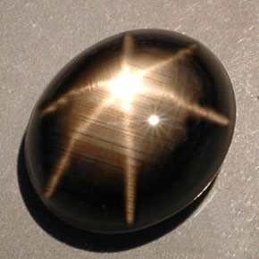 10.00カラットの天然黒スターサファイア（12.2×10.4 mm・オーバルカット）