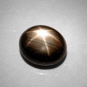 11.17カラットの天然黒スターサファイア（12.7×10.5 mm・オーバルカット）