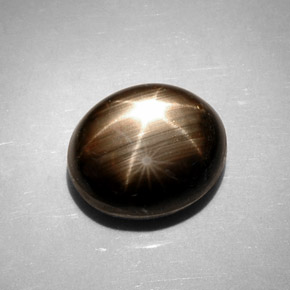 11.17カラットの天然黒スターサファイア（12.7×10.5 mm・オーバルカット）