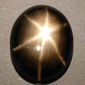 5.25カラットの天然黒スターサファイア（11.5×9.5 mm・オーバルカット）