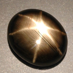 5.25カラットの天然黒スターサファイア（11.5×9.5 mm・オーバルカット）