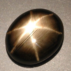 5.25カラットの天然黒スターサファイア（11.5×9.5 mm・オーバルカット）