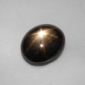 8.19カラットの天然黒スターサファイア（12.4×10.2 mm・オーバルカット）