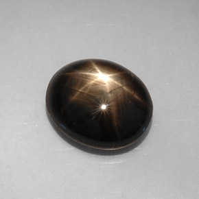 8.19カラットの天然黒スターサファイア（12.4×10.2 mm・オーバルカット）
