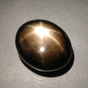8.56カラットの天然黒スターサファイア（12.2×10.1 mm・オーバルカット）