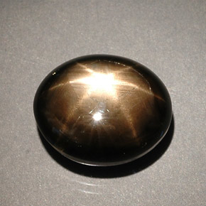 8.56カラットの天然黒スターサファイア（12.2×10.1 mm・オーバルカット）
