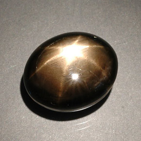 8.56カラットの天然黒スターサファイア（12.2×10.1 mm・オーバルカット）