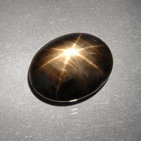 6.63カラットの天然黒スターサファイア（12.2×9.7 mm・オーバルカット）