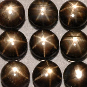 カラットの天然黒スターサファイア（5.26 mm・ラウンドカット）