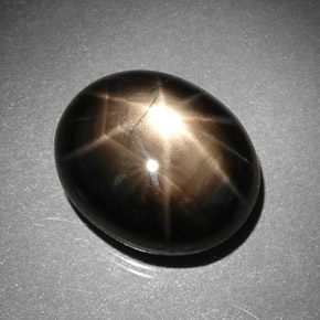 11.43カラットの天然黒スターサファイア（13.6×11.2 mm・オーバルカット）