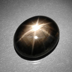 11.43カラットの天然黒スターサファイア（13.6×11.2 mm・オーバルカット）