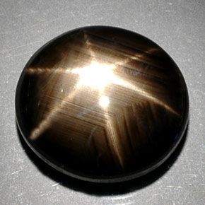 10.29カラットの天然黒スターサファイア（12.5×11.1 mm・オーバルカット）
