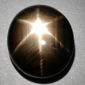 10.29カラットの天然黒スターサファイア（12.5×11.1 mm・オーバルカット）