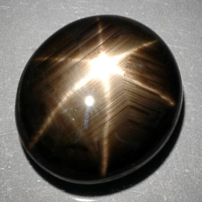 10.29カラットの天然黒スターサファイア（12.5×11.1 mm・オーバルカット）
