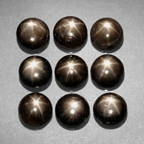 カラットの天然黒スターサファイア（5.21 mm・ラウンドカット）