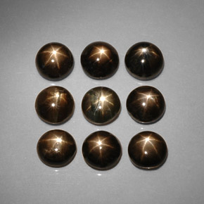 カラットの天然黒スターサファイア（5.22 mm・ラウンドカット）