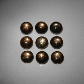 カラットの天然黒スターサファイア（5.22 mm・ラウンドカット）