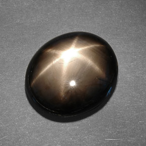 13.78カラットの天然黒スターサファイア（15.3×13.2 mm・オーバルカット）
