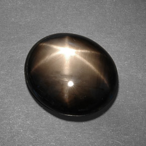 13.78カラットの天然黒スターサファイア（15.3×13.2 mm・オーバルカット）