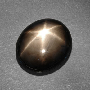 13.78カラットの天然黒スターサファイア（15.3×13.2 mm・オーバルカット）