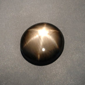 12.04カラットの天然黒スターサファイア（15.7×14.7 mm・オーバルカット）