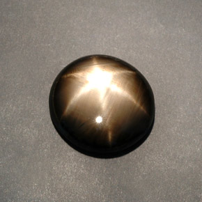12.04カラットの天然黒スターサファイア（15.7×14.7 mm・オーバルカット）