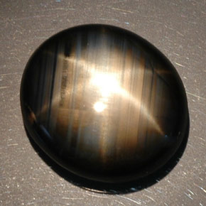 16.89カラットの天然黒スターサファイア（16.8×14.9 mm・オーバルカット）