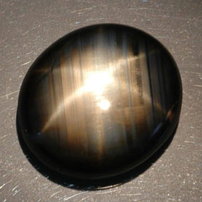16.89カラットの天然黒スターサファイア（16.8×14.9 mm・オーバルカット）