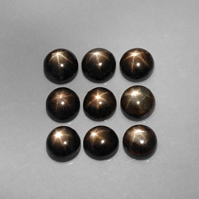 カラットの天然黒スターサファイア（5.04 mm・ラウンドカット）