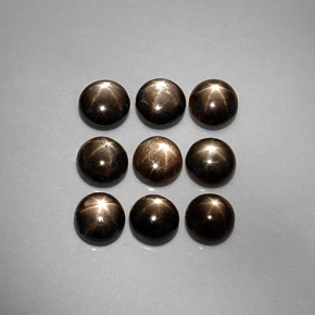 カラットの天然黒スターサファイア（5.34 mm・ラウンドカット）
