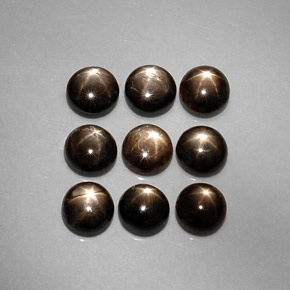 カラットの天然黒スターサファイア（5.34 mm・ラウンドカット）
