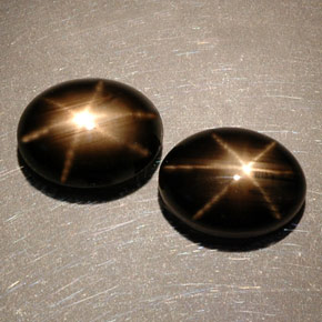 カラットの天然黒スターサファイア（8.1×6.1 mm・オーバルカット）