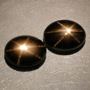 カラットの天然黒スターサファイア（8.1×6.1 mm・オーバルカット）
