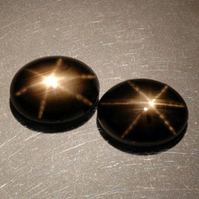 カラットの天然黒スターサファイア（8.1×6.1 mm・オーバルカット）