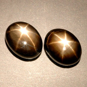 カラットの天然黒スターサファイア（8.2×6.2 mm・オーバルカット）