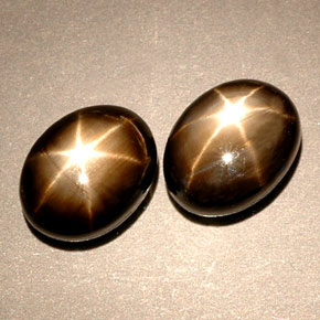 カラットの天然黒スターサファイア（8.2×6.2 mm・オーバルカット）
