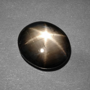 9.26カラットの天然黒スターサファイア（14.1×12 mm・オーバルカット）